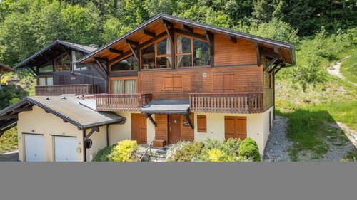 Authentic 5-bedroom chalet – Ski-in/ski-out for sale in Morzine 1716853568