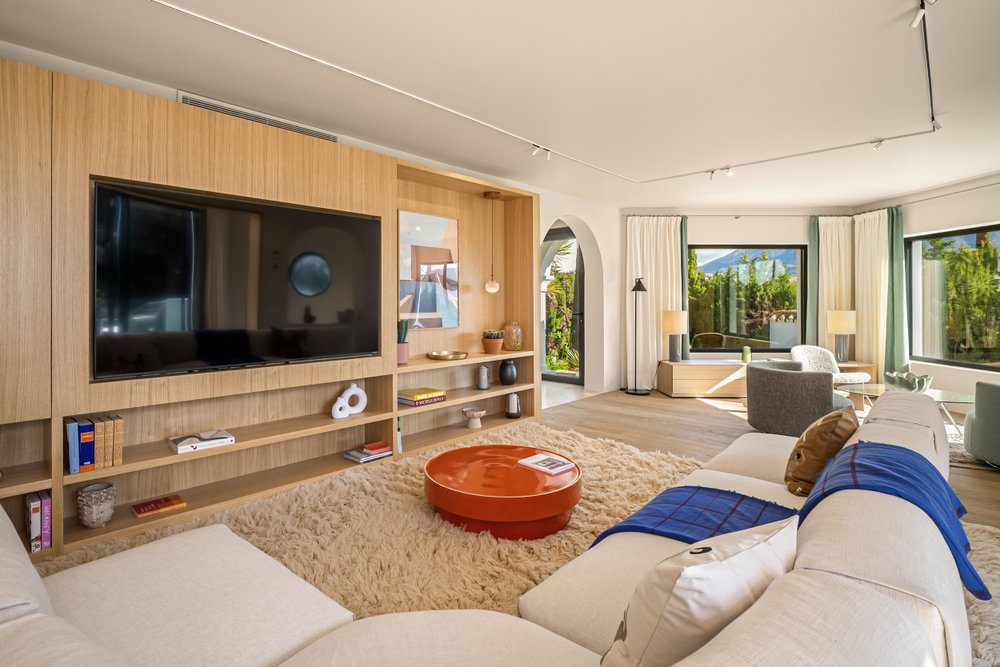 Contemporary villa with lush garden, private pool and breathtaking views of La Concha in Nueva Andalucía 2370519399