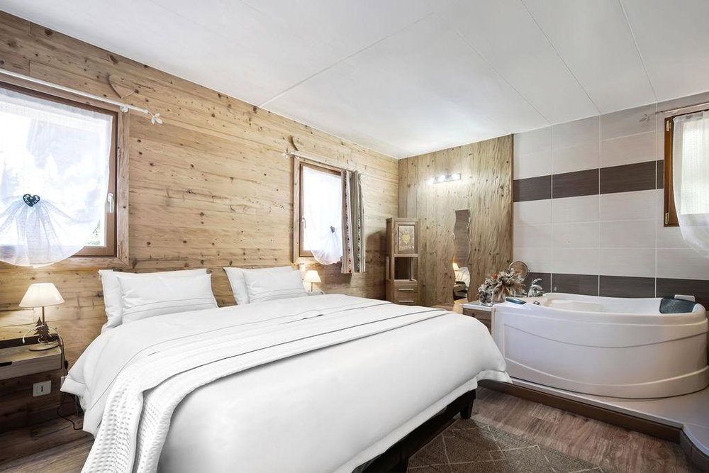 Exceptional family chalet in the heart of the village for sale in Saint-Martin-de-Belleville 2632997677