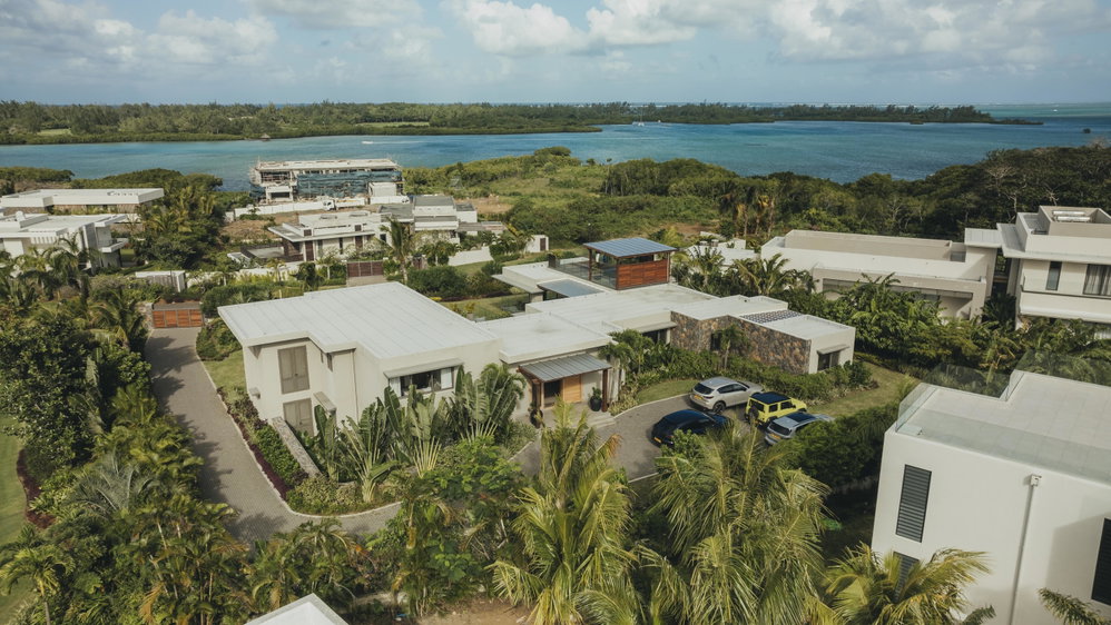 Treat yourself to a villa with sea views in Anahita 2654657208