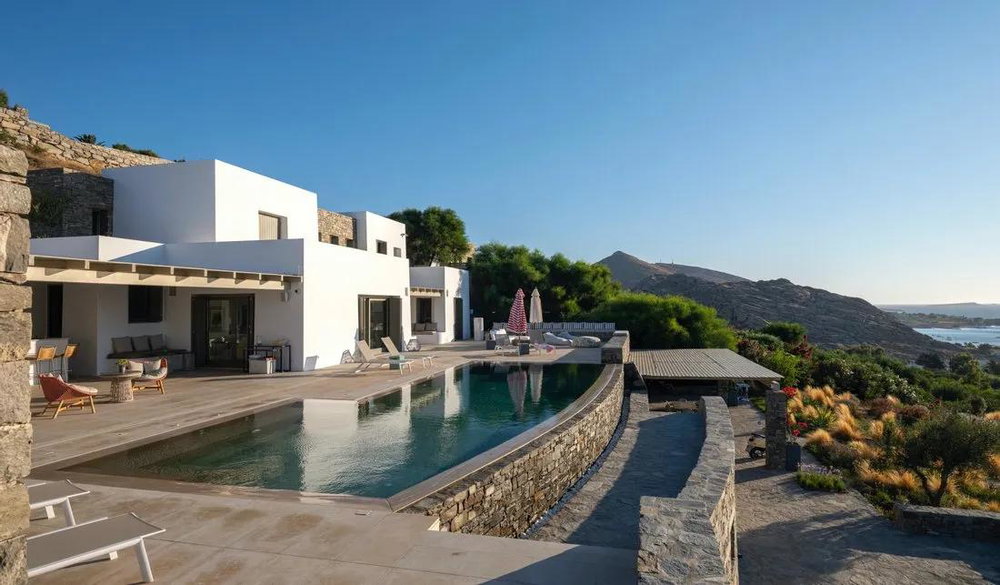 Luxurious villa for sale with pool and sea views 2680108146