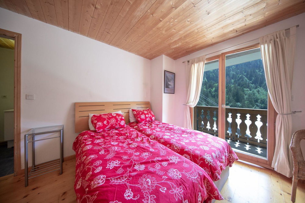 Spacious 7-bedroom chalet – at the foot of the Nyon cable car for sale in Morzine 2754243098