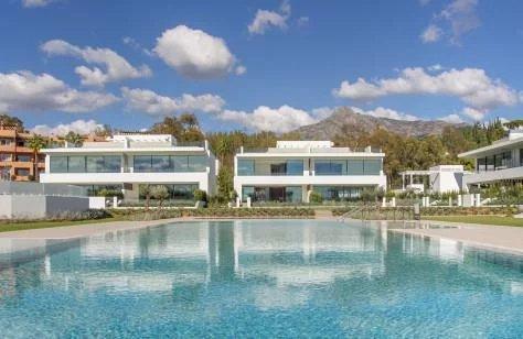 Invest in a 4-bedroom villa with private pool on Marbella’s Golden Mile 3382647039