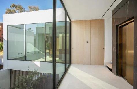 Invest in a 4-bedroom villa with private pool on Marbella’s Golden Mile 3382647039