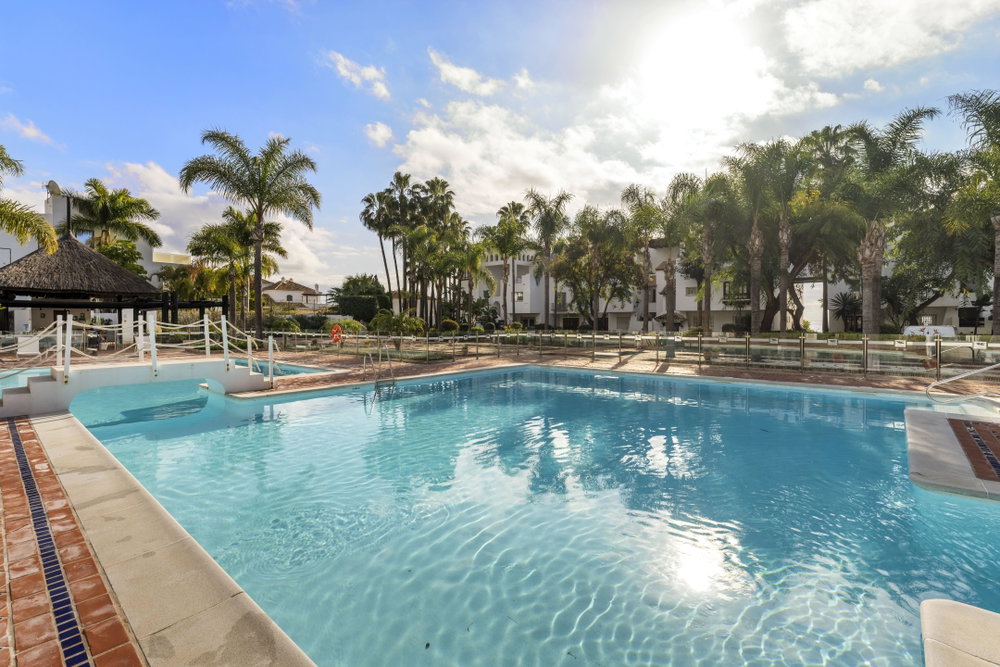 Luxury flat for sale in Marbella – Beach access, garden views, top-of-the-range amenities 3554705080