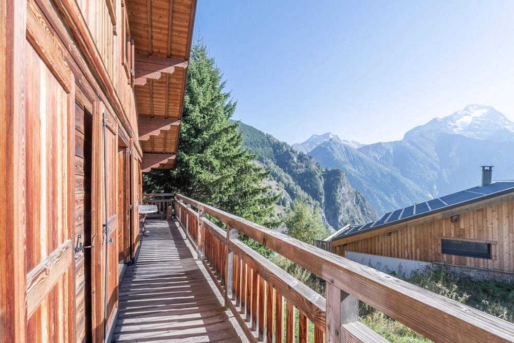 Exceptional Authentic Chalet – 9 Rooms with Panoramic Mountain Views for sale in Les 2 Alpes 3561143868