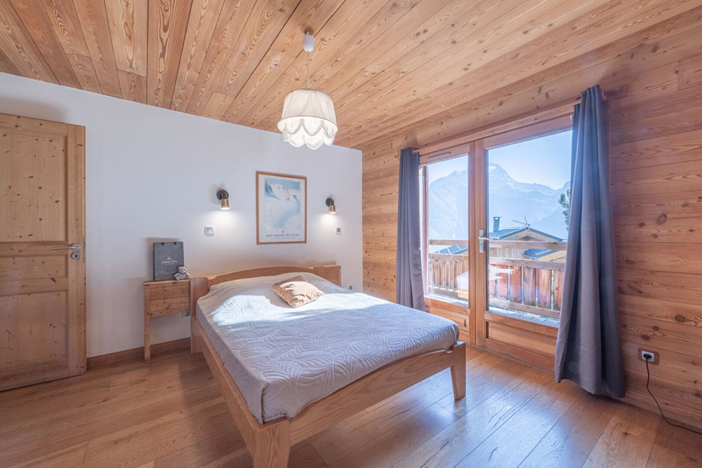 Exceptional Authentic Chalet – 9 Rooms with Panoramic Mountain Views for sale in Les 2 Alpes 3561143868