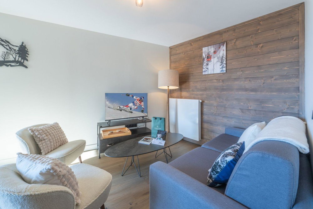 2-bedroom apartment with moutain corner – recent residence with enclosed garage and outbuildings for sale in Alpe d\ 3616254595