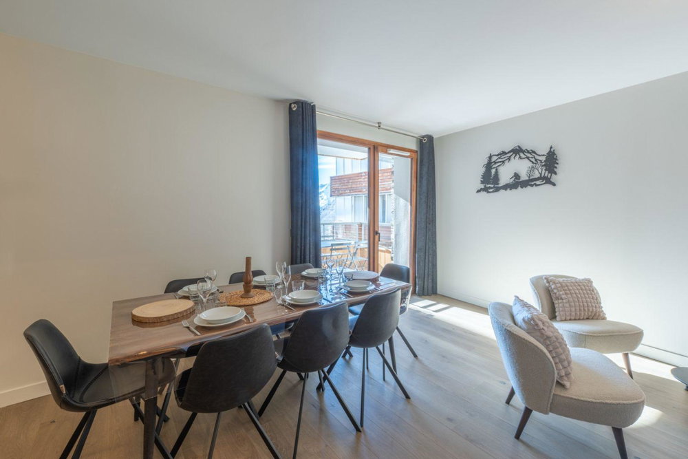 2-bedroom apartment with moutain corner – recent residence with enclosed garage and outbuildings for sale in Alpe d\ 3616254595
