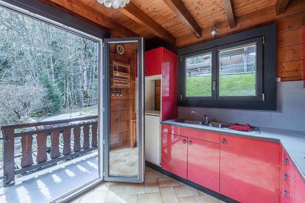 Authentic 2-bedroom chalet – With garden for sale in Morzine 3743079613