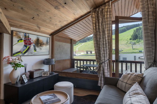 A charming, renovated apartment just a stone’s throw from the slopes for sale in Courchevel 380910483