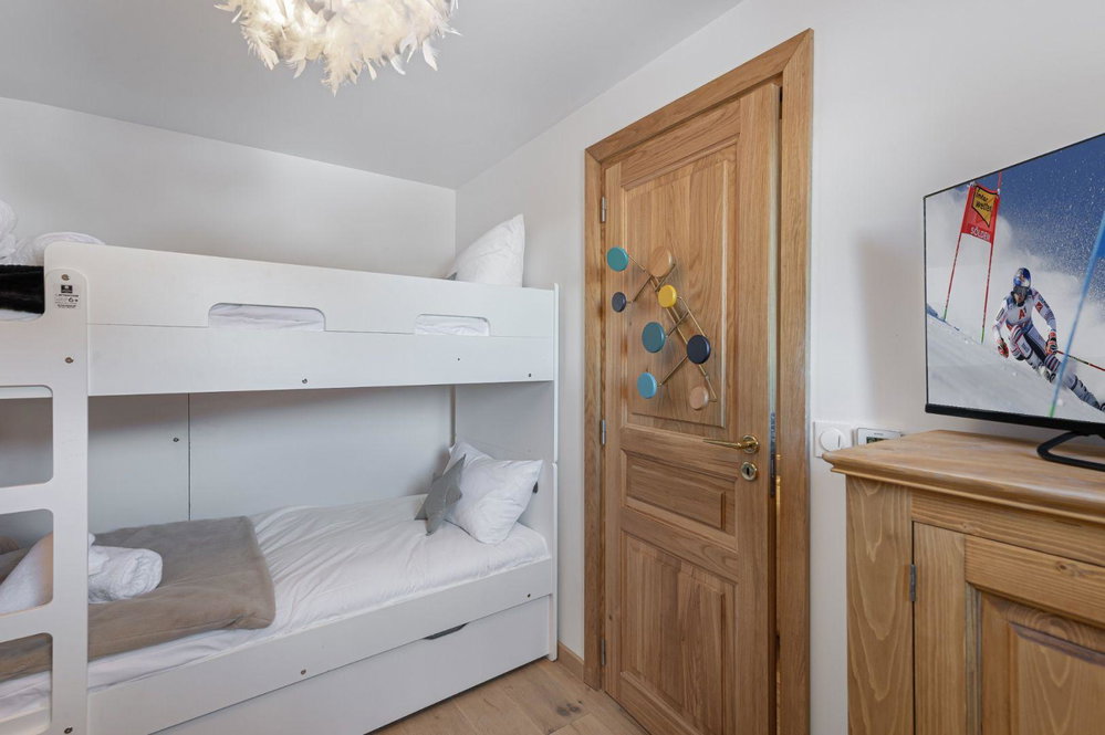 Chalet ideally located in the resort for sale in Courchevel 397865801