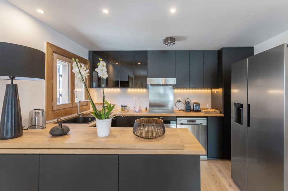 Chalet ideally located in the resort for sale in Courchevel 397865801