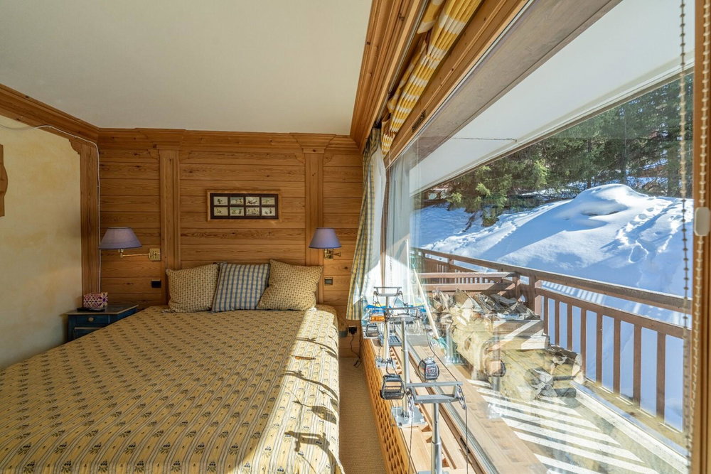 For sale: exceptional property jewels. 4104470010