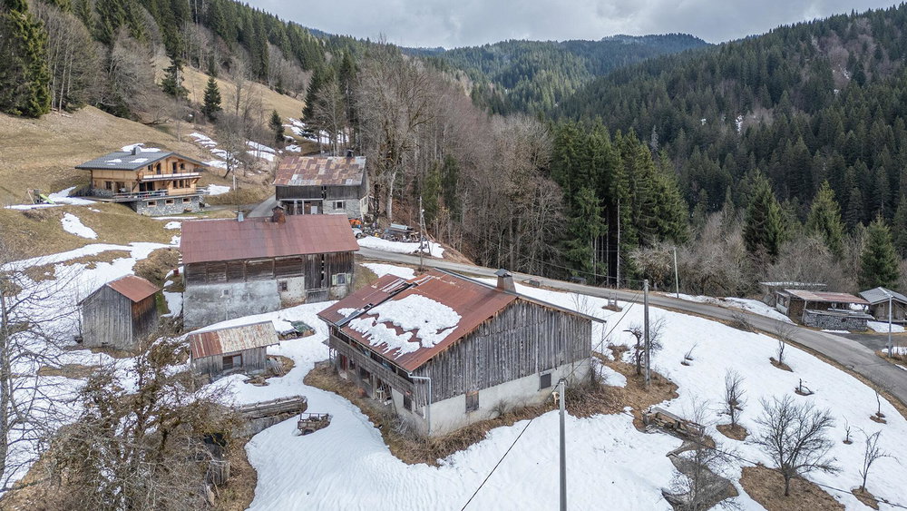 Authentic farmhouse to renovate – Prime location in Les Gets for sale in Les Gets 4246662424