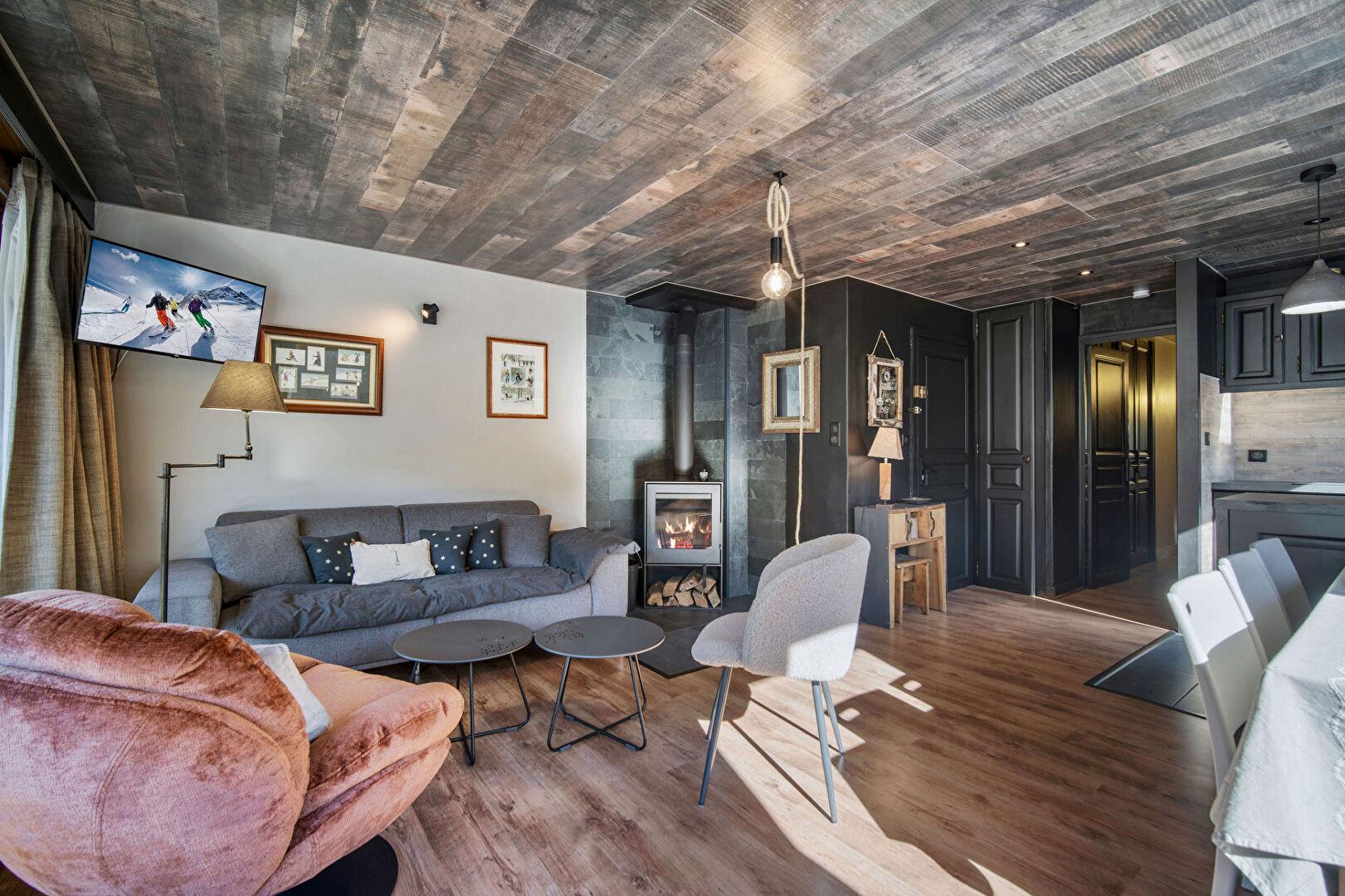 Fully renovated three-bedroom apartment - ideally located for sale in Courchevel 807982127