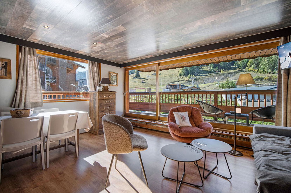 Fully renovated three-bedroom apartment – ideally located for sale in Courchevel 807982127