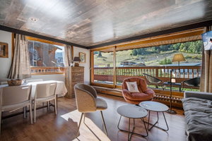 Fully renovated three-bedroom apartment – ideally located for sale in Courchevel 807982127