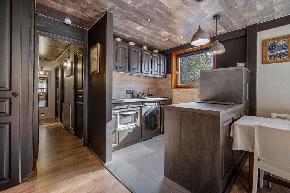 Fully renovated three-bedroom apartment – ideally located for sale in Courchevel 807982127
