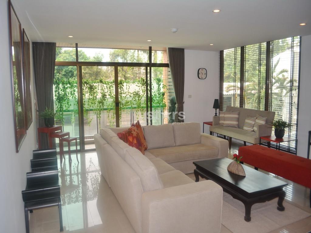 3-bedroom condo in a nice low rise residence close to BTS Ekamai