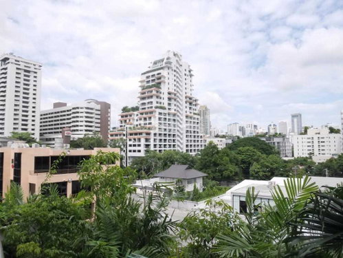 3-bedroom duplex with large terrace in Phromphong 2035988962