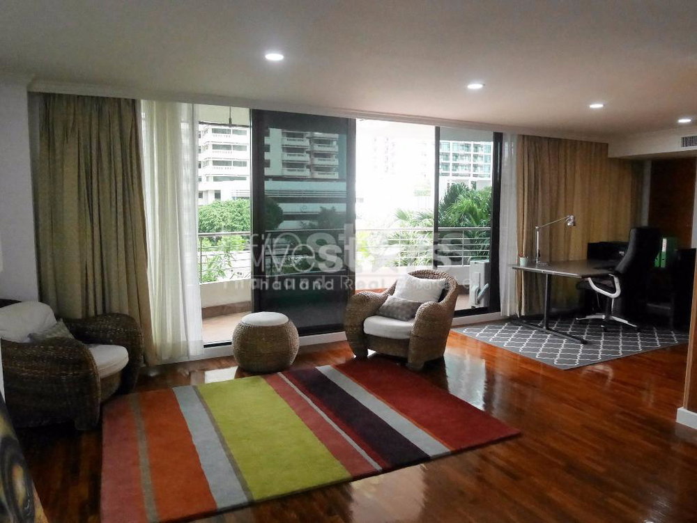 3-bedroom duplex with large terrace in Phromphong 2035988962