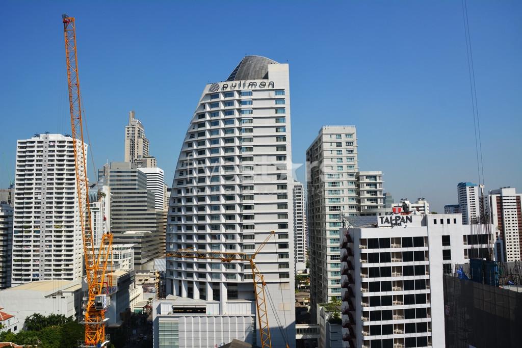 Large 1-bedroom condo in the heart of Asoke