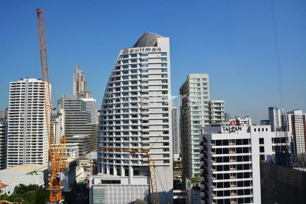 Large 1-bedroom condo in the heart of Asoke 204673814