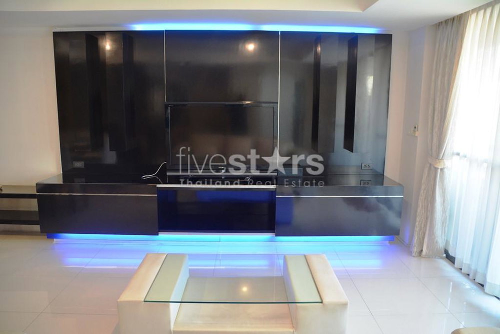 Large 1-bedroom condo in the heart of Asoke 204673814