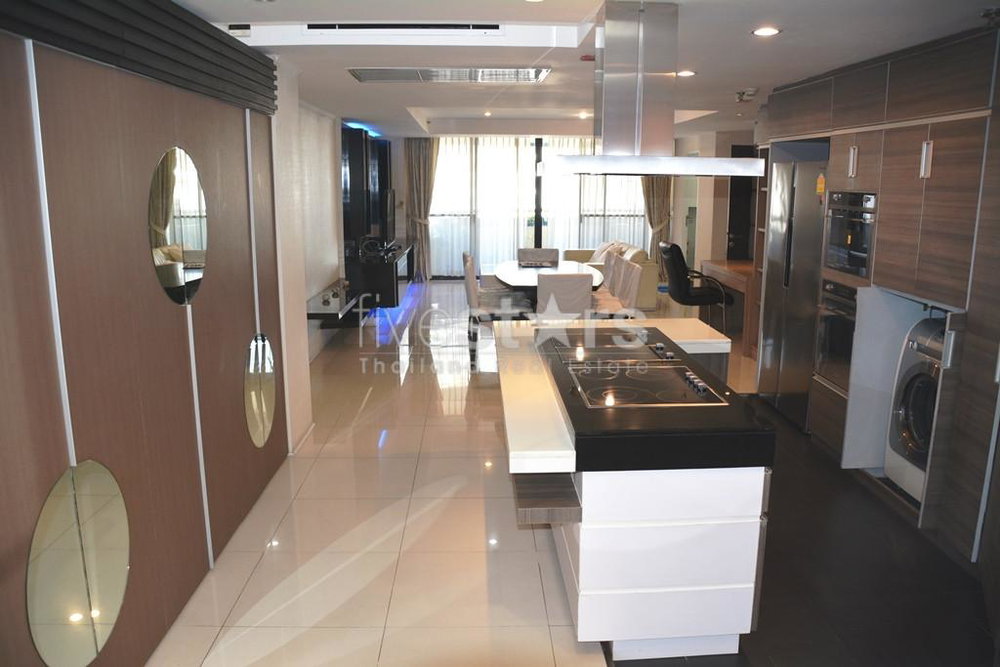 Large 1-bedroom condo in the heart of Asoke 204673814
