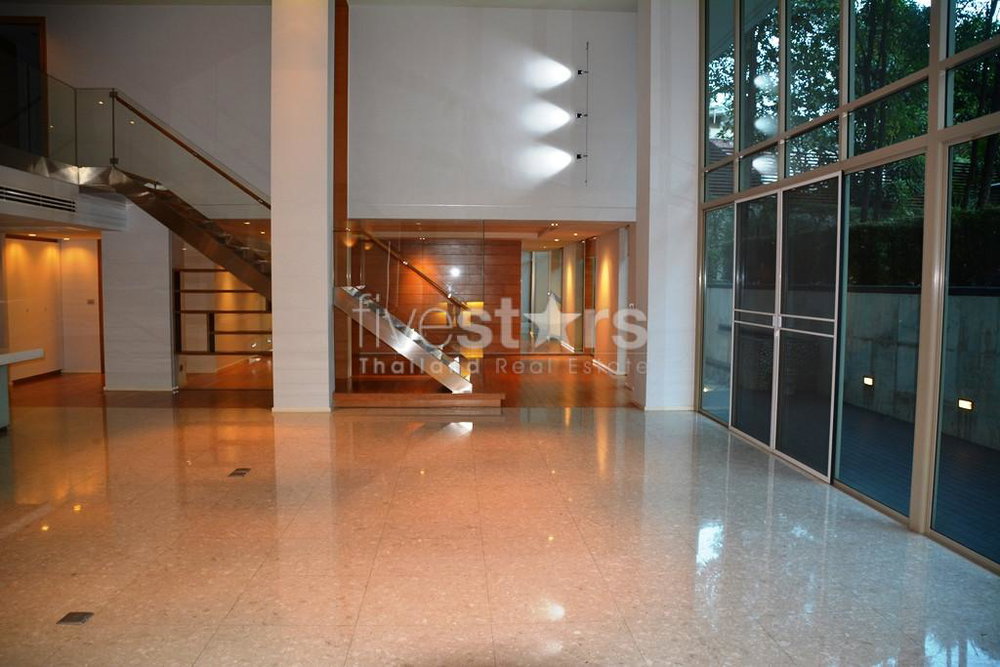 modern 4-bedroom duplex condo 300m from BTS Pra Khanong! 1583541697
