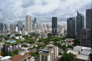 2-bedroom high floor condo for sale 500m from BTS Thonglor 1486408273