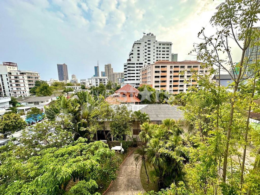 1-bedroom condo for sale close to BTS Phromphong 3545461097
