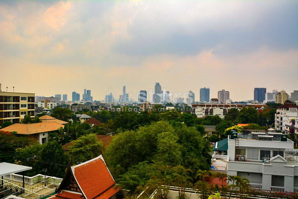 Large 4 bedrooms condo for sale Ekamai area 3979495581