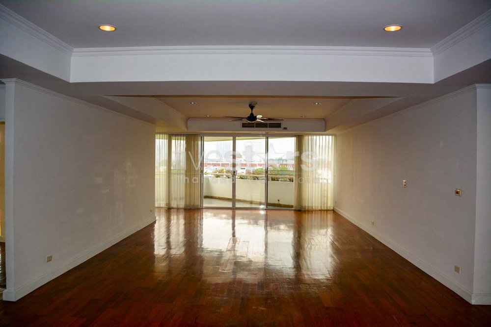 Large 4 bedrooms condo for sale Ekamai area 3979495581