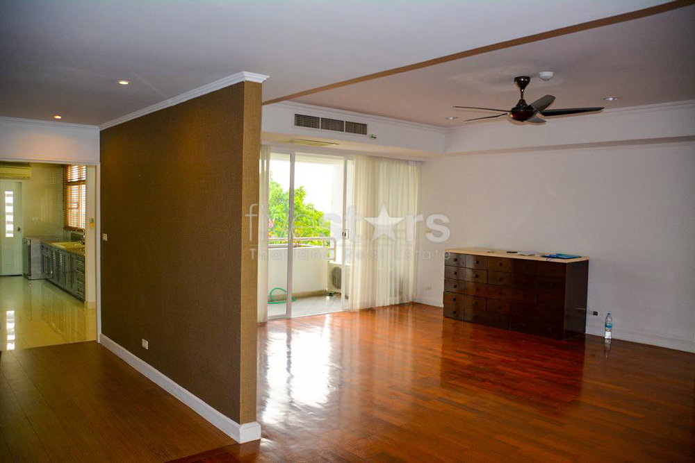 Large 4 bedrooms condo for sale Ekamai area 3979495581