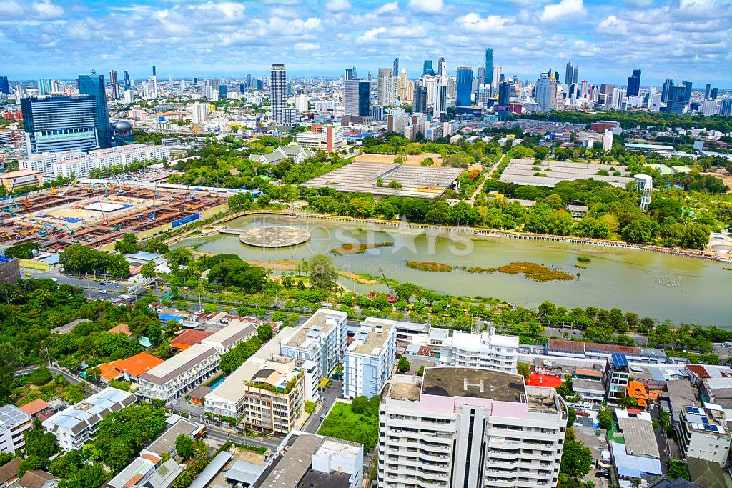 High-floor 3-bedroom condo for sale close to BTS Asoke