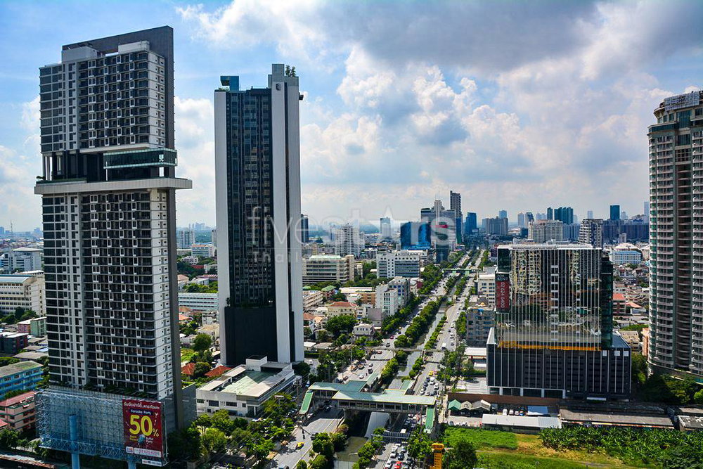 Spacious 3-bedroom condo close to BTS Chong Nonsi 1863700249