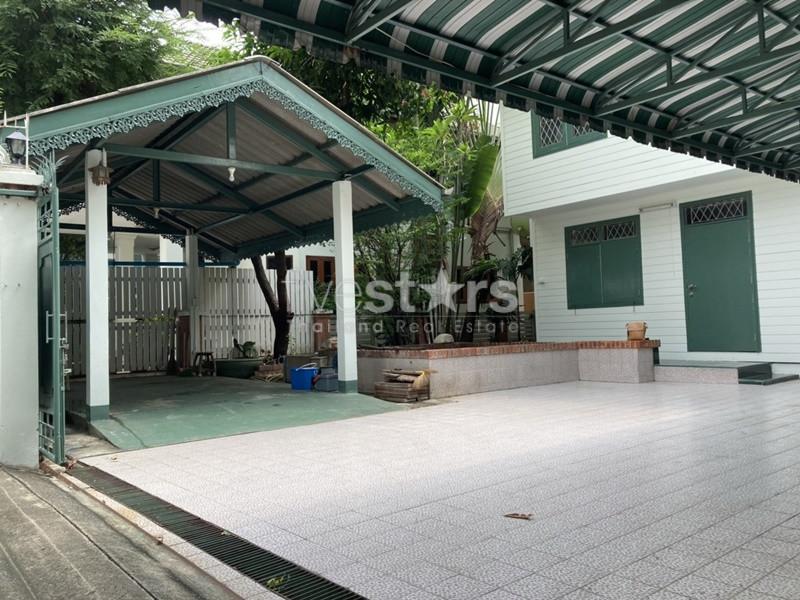 Land with 2 house for sale in Sathorn area 1269690432