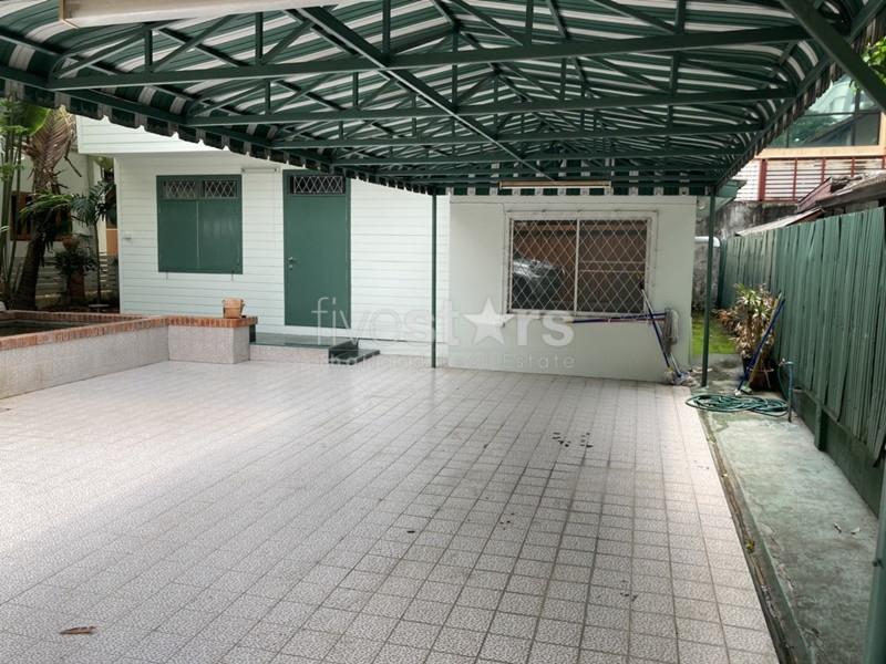 Land with 2 house for sale in Sathorn area 1269690432