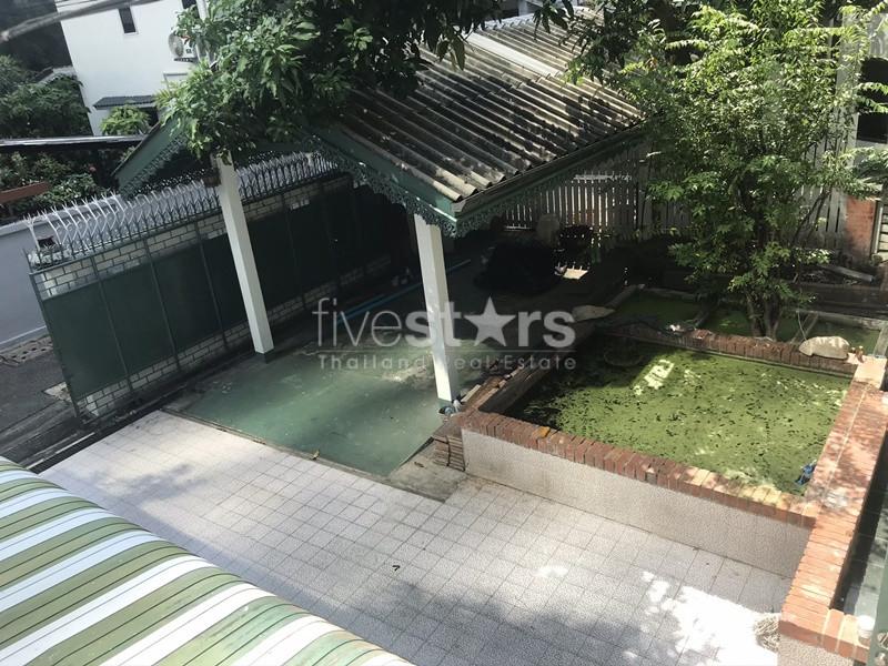 Land with 2 house for sale in Sathorn area 1269690432