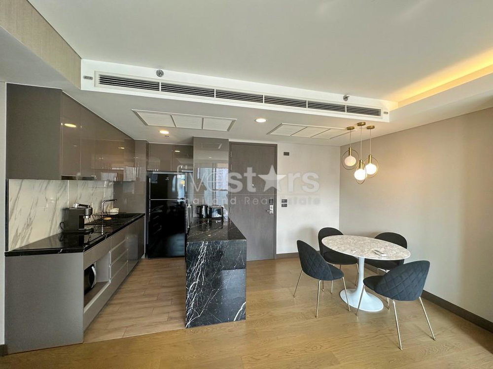 2-bedroom modern condo for sale close to MRT Queen Sirikit 944936965