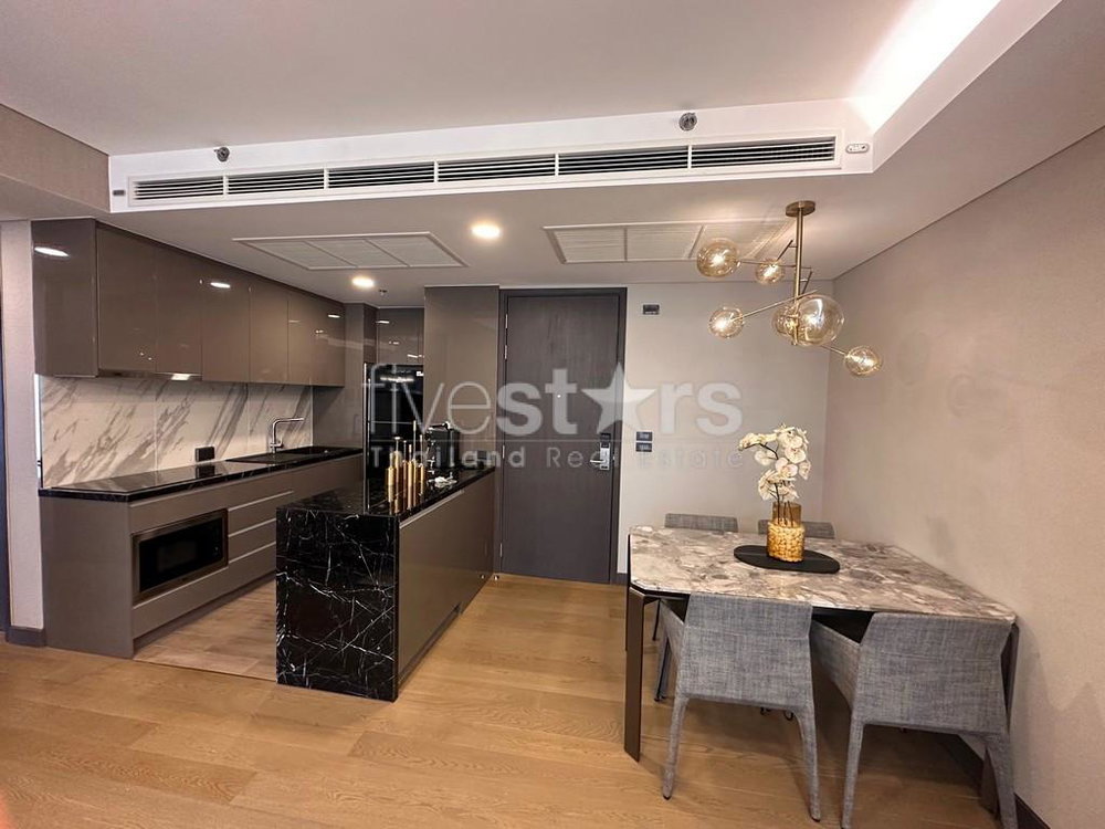 2-bedroom high-end condo for sale close to MRT Queen Sirikit 691783502