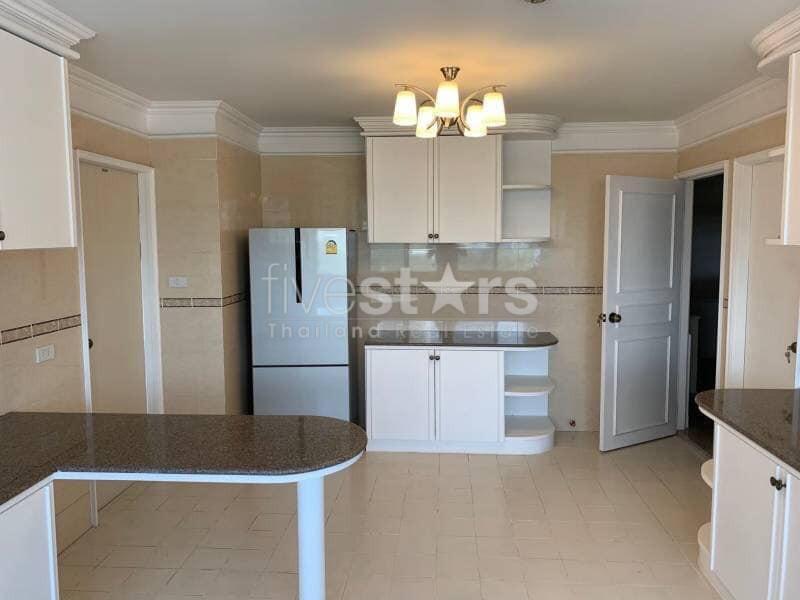 Large 3 Bedroom condo for sale on Ekkamai 2051455607