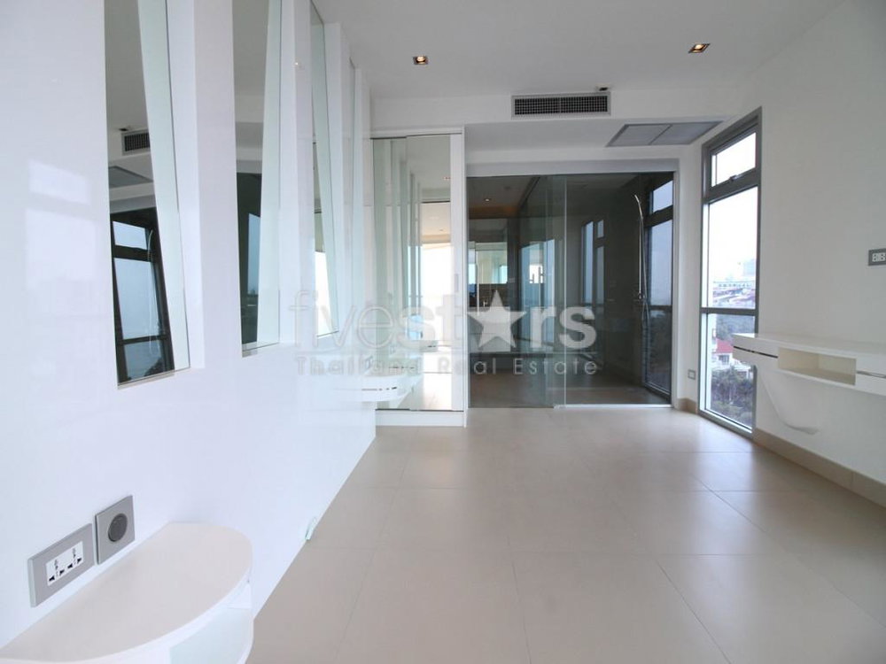 Modern 1 bedroom condo with seaviw for sale in Pattaya 2567497680