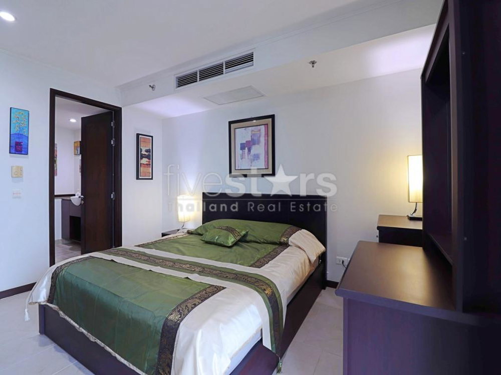 Large 1 bedroom condo with Seaview for sale in Pattaya 2033891043