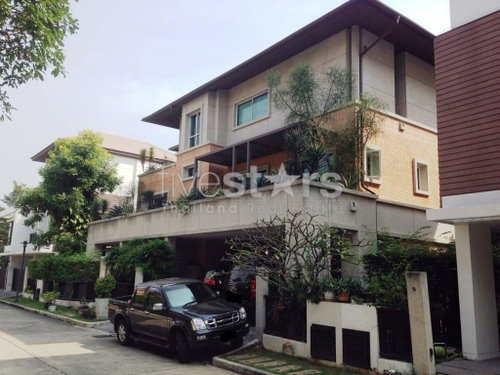 4 bedroom house in compound for sale on Rama 9 to Ramkhamheng 24 2889934364