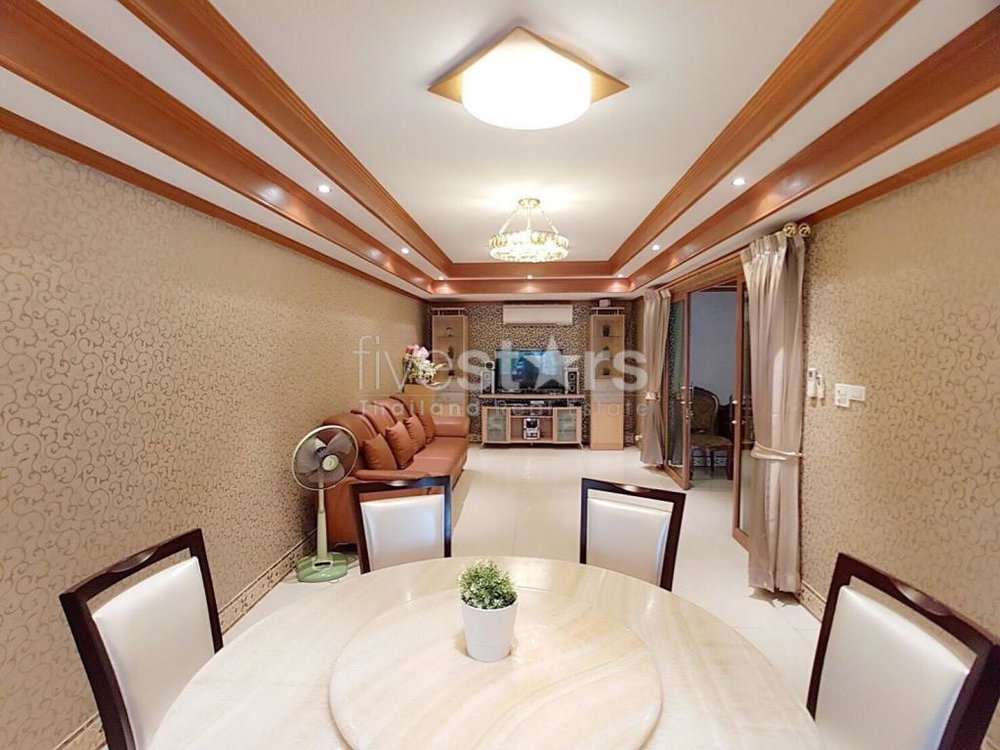 5 bedroom house for sale on Huai Khwang 2631431373
