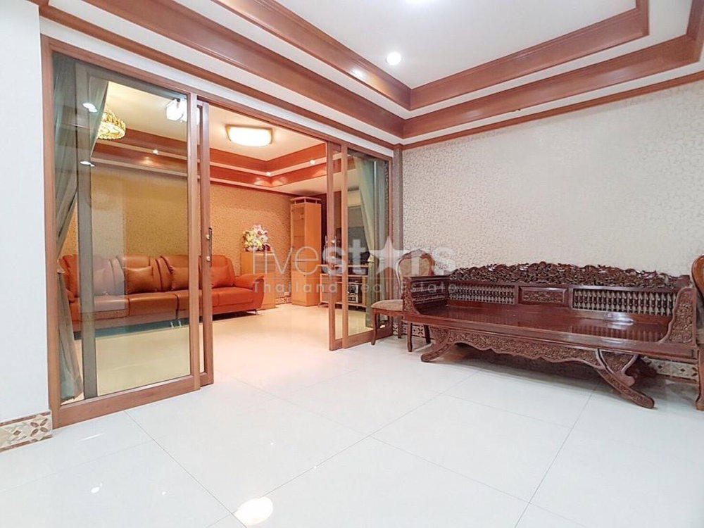 5 bedroom house for sale on Huai Khwang 2631431373