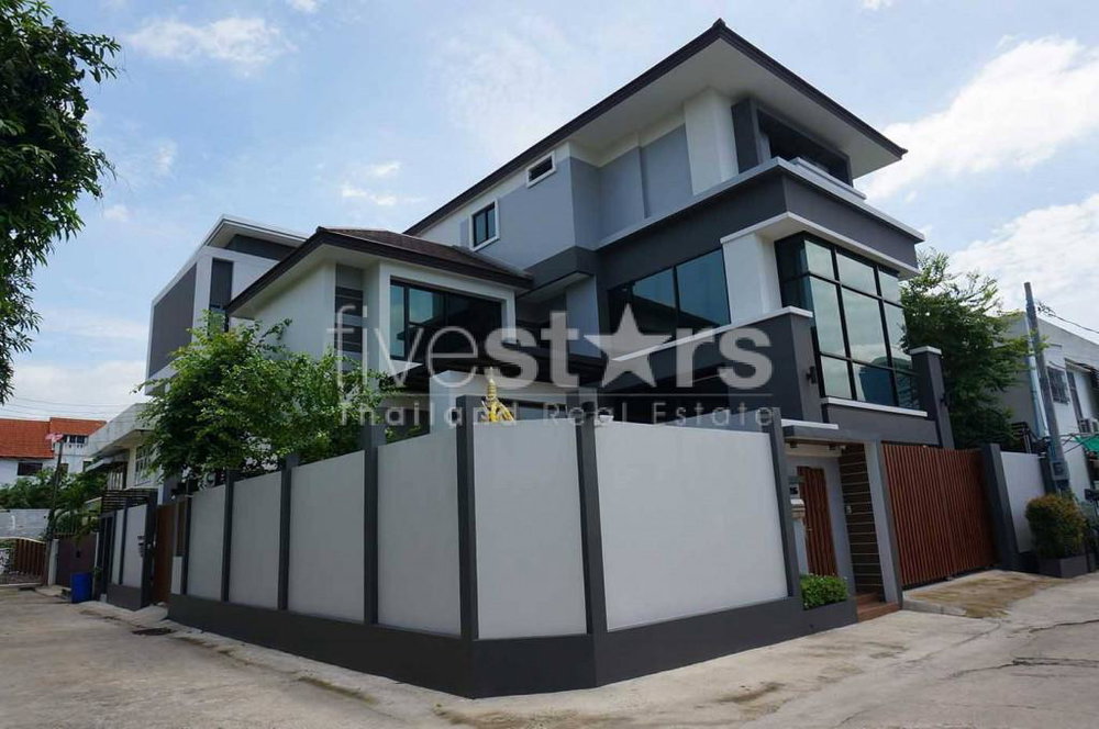 5 bedroom home office for sale on Huai Khwang 97592695